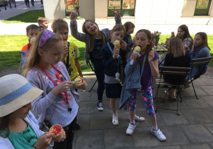 Uczniowie z klasy 3a podczas jedzenia lodów przed lodziarnią.