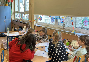 Dzieci rysują symbole świąteczne.