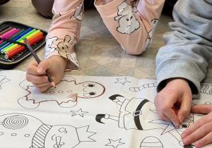 Uczennica koloruje piernika.