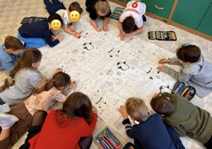 Wszyscy uczniowie kolorują kolorowankę "Ho, ho, ho - Merry Christmas!".