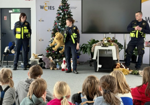 Strażniczka rozpoczna spotkanie od psa znajdującego się w sytuacji, w której potrzebuje interwencji ze strony człowieka.