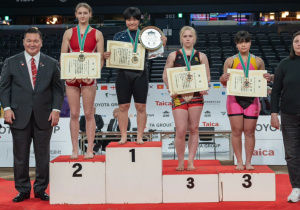 Nasza uczennica, Katarzyna Sidorowicz, stoi na podium, po dekoracji medalami i wręczeniu dyplomów. Źródło zdjęcia: Rada Zawodnicza - Sumo Poland.