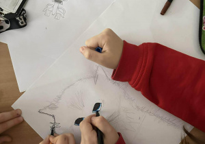 Dzieci tworzą portrety kotów.