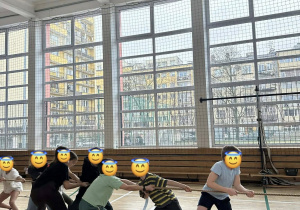 Drużyna przeciąga linę.