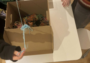 Uczeń wybiera włóczkę do wykonania zabawki.