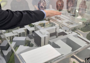 Uczniowie oglądają makietę Kompleksu Budynków Sejmowych.