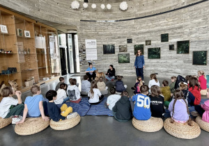 Pani Katarzyna wita gości spotkania.