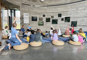 Uczniowie aktywnie biora udział w spotkaniu zgłaszając się do odpowiedzi na pytania od pani Kasi i wolontaiuszy.