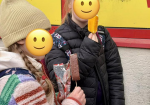 Uczennice jedzą lody.