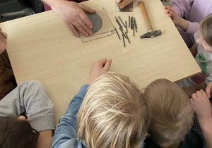 Pan Jacek tłumaczy dzieciom kim był repuser.