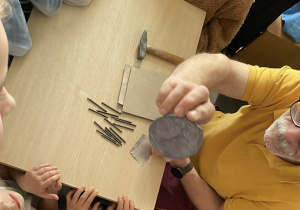 Pan Jacek tłumaczy dzieciom kim był repuser.