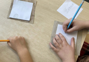 Dzieci tworzą prace plastyczne według swoich pomysłów.