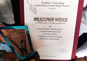 Uczniowie prezentują nagrodę - "Brązową Wenę".