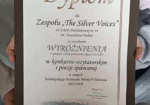 Uczniowie prezentują dyplom - wyróżnienie.