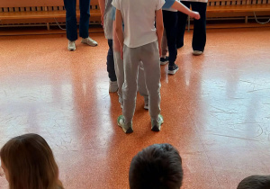 Panie rozdają dzieciom zadania do wykonania.