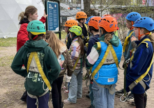 Pani instruktor zapoznaje dzieci z regulaminem korzystania z segwaya.