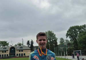 Radość Igora po dekoracji medalami.
