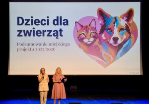 Organizatorki projektu rozpoczynają galę na zakończenie projektu.