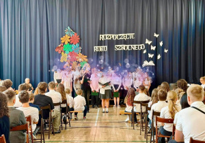 Uroczyste rozpoczęcie roku szkolnego 2026/2027 w wykonaniu szkolnego vhóru.