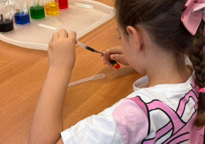 Na zdjęciu widać dziecko uczestniczące w zajęciach laboratoryjnych.