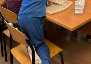 Na zdjęciu widać dzieci uczestniczące w zajęciach laboratoryjnych.
